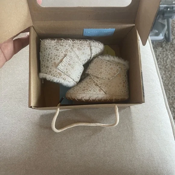 Toms Shoes Infant Girls Cuna Gold Foil Snow Spots Toms Faux